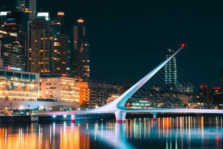 imagen nocturna de puerto madero, buenos aires.