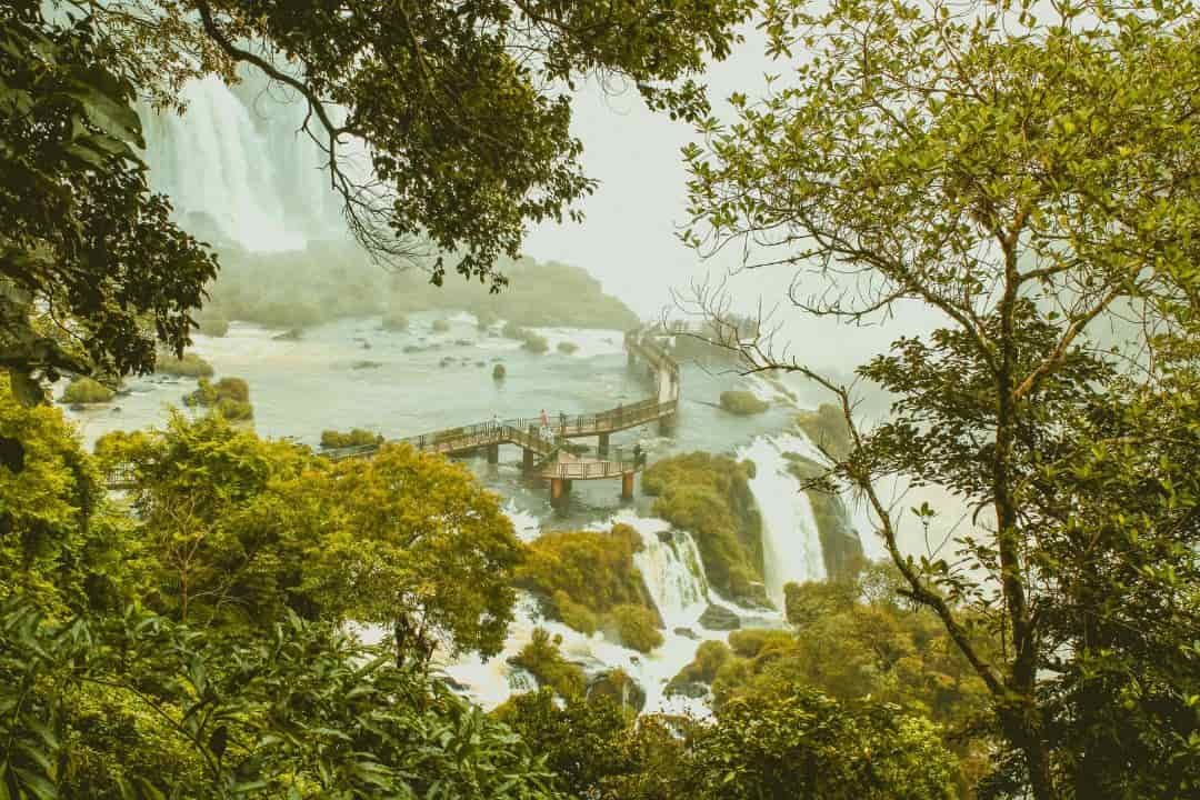 Imagen panoramica de las cataratas de iguazú, con las pasarelas.