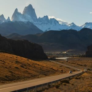 foto de la entrada a el chalten con el cerro de fondo