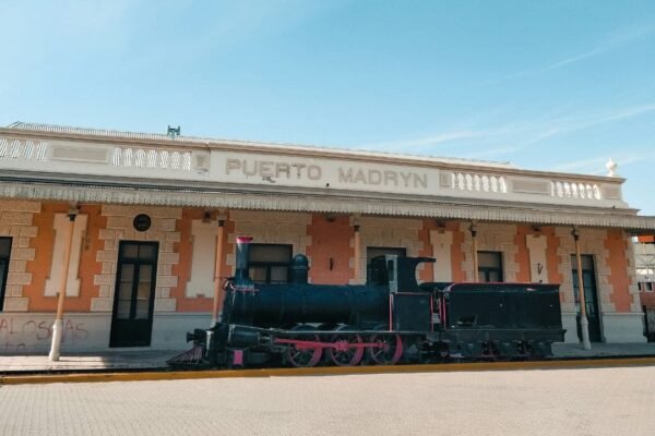 foto de tren afuera del museo de puerto madryn, chubut.