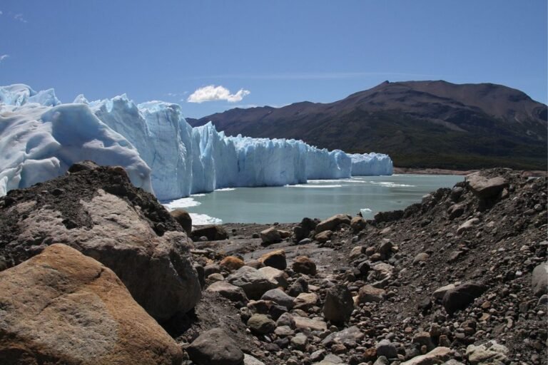 foto del glaciar perito moreno tomada desde un costado de frente sobre tierra firme.