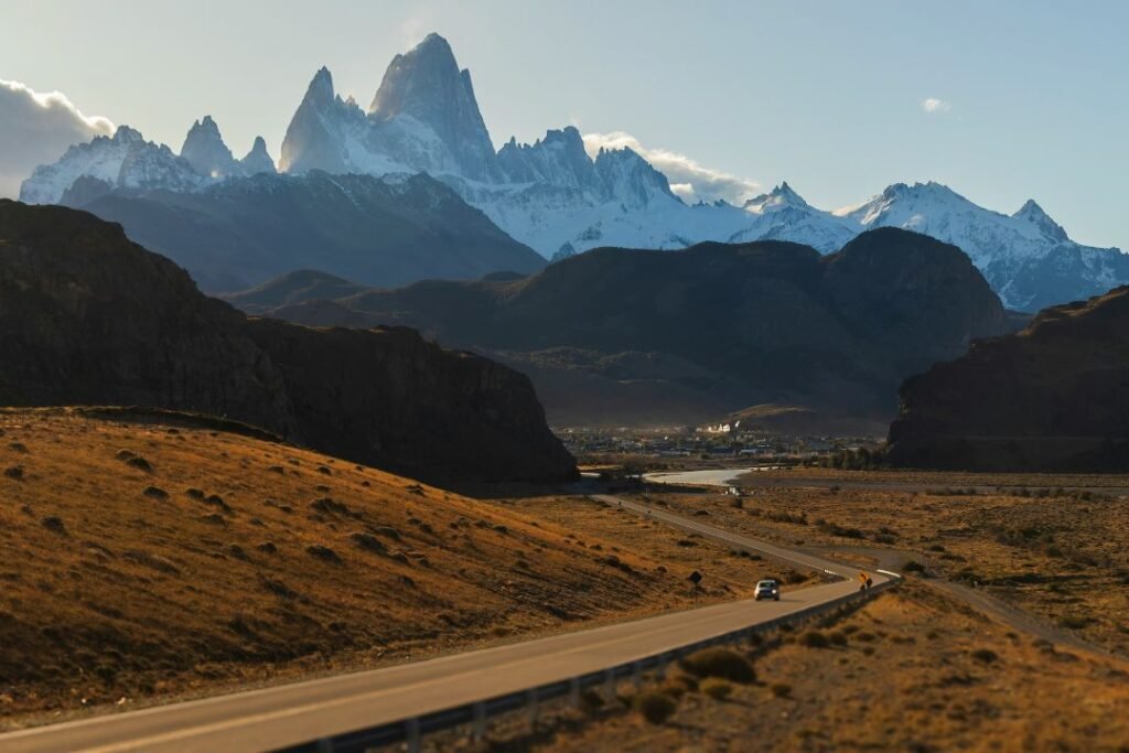 impresionante imagen panoramica de el ingreso a el chalten con el monte Fitz Roy de fondo