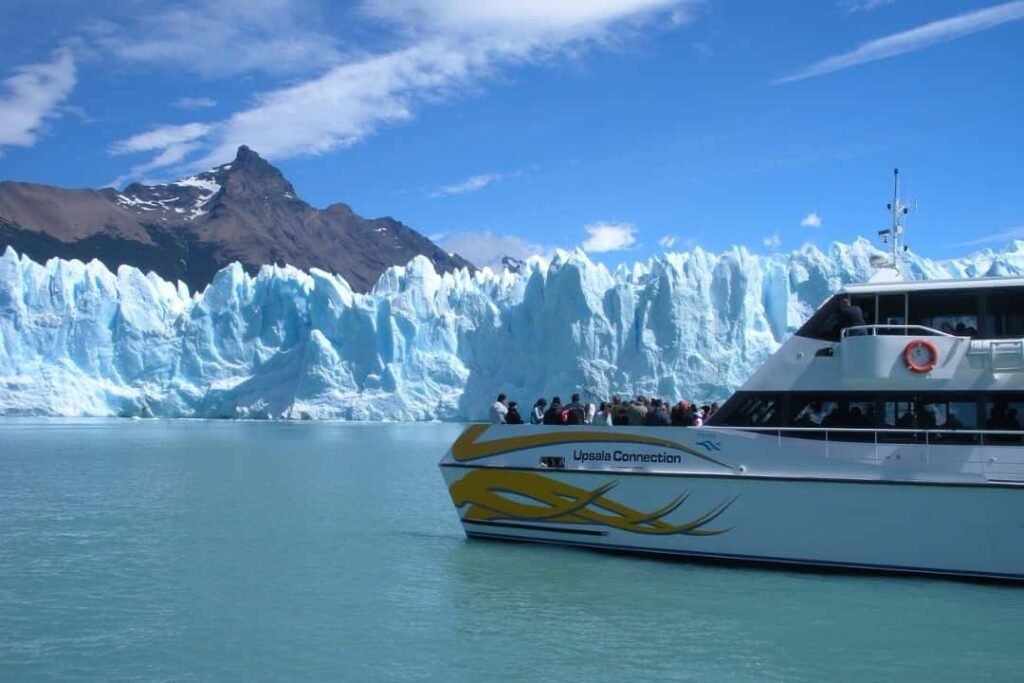 imagen del catamaran el el glaciar perito moreno, el calafate. argentina