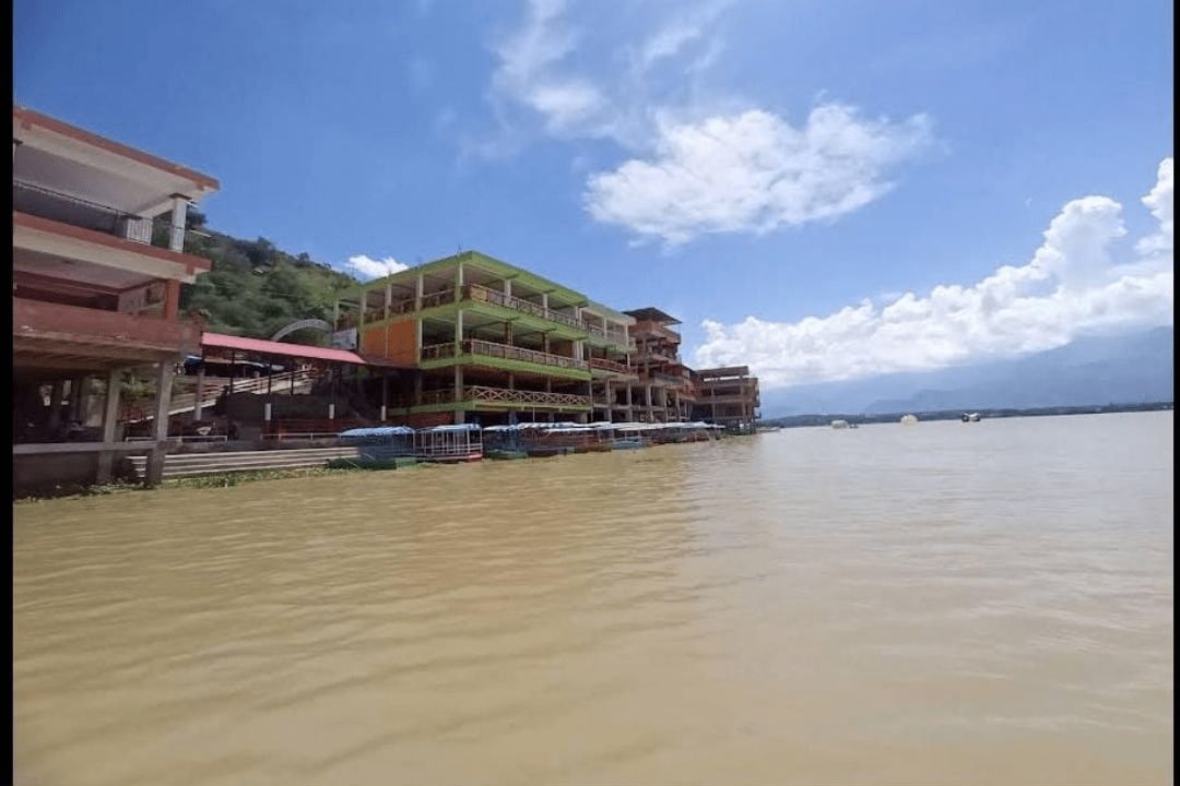 imagen de las chalanas en la represa de san jacinto en la ciudad de tarija.