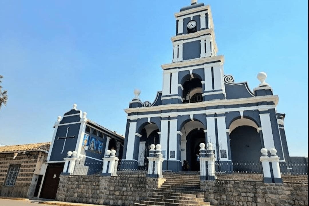 fotografia de la fachada de la iglesia de San Roque en la ciudad de tarija.