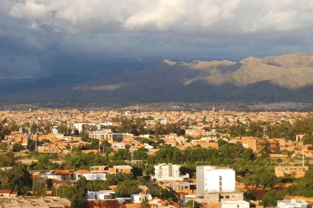 imagen panoramica de la ciudad de tarija, de fondo las montañas cercanas.