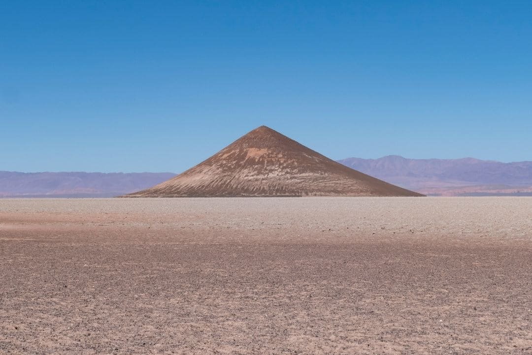 imagen de una montaña solitaria en el desierto de salta.