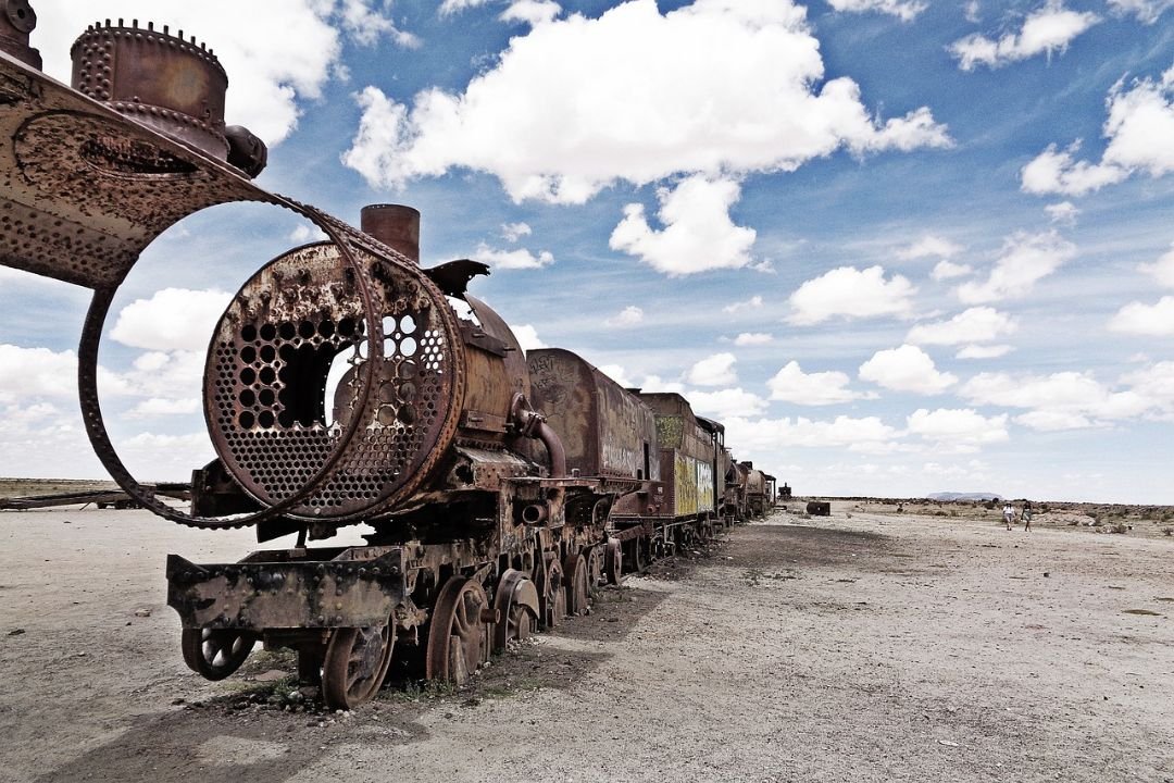 imagen increible de un tren y su locomotora abandonada desde tiempor de la colonia en el mitico Cementerio de Trenes en la localidad de Uyuni. Potosi. Bolivia.