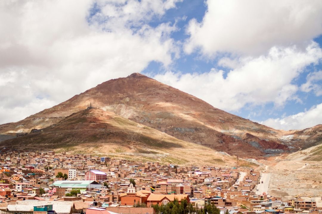 imagen de la ciudad de potosí y de fondo el famoso Cerro Rico.