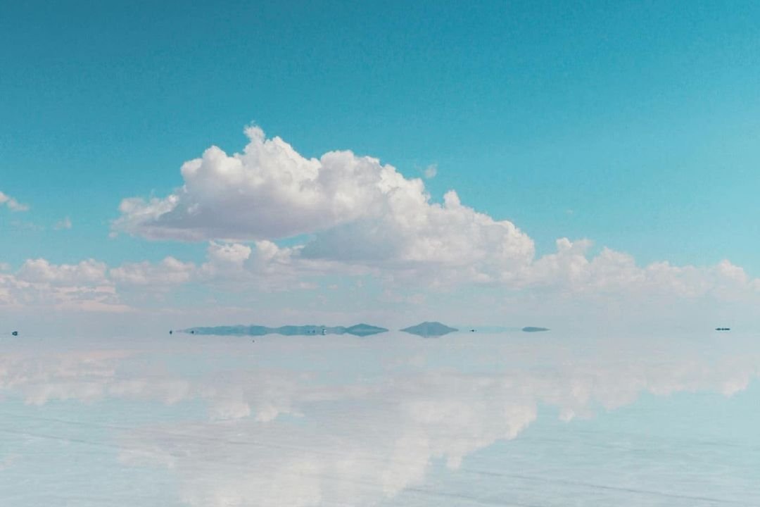 increible imagen en medio de el Salar de Uyuni, en donde no se puede distinguir la linea divisoria entre el cielo y la tierra mediante un reflejo espejo magico e increible. Potosí, Bolivia.