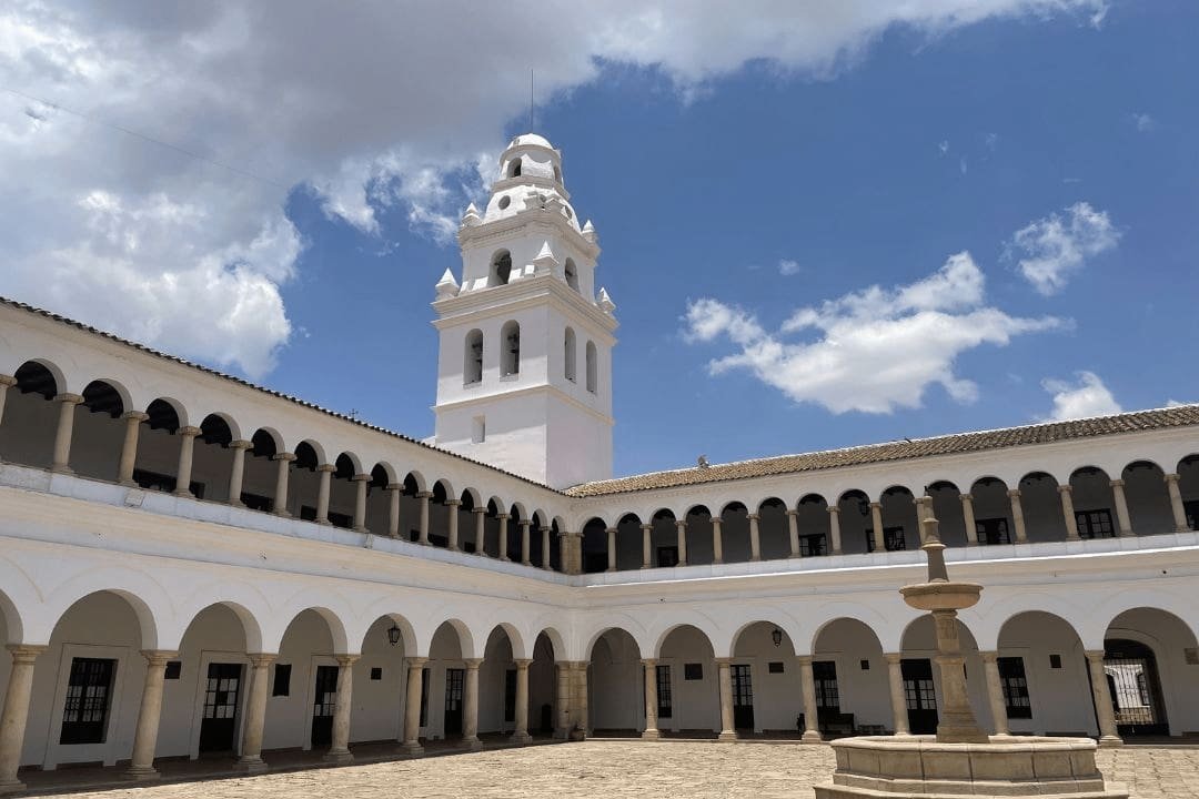 imagen de el interior de la universidad de sucre, una de las primeras universidades en Bolivia