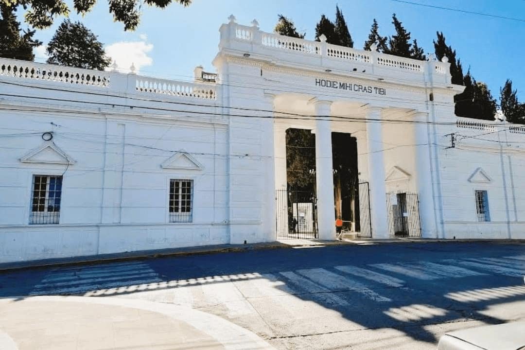 imagen de la fachada y ingreso del cementerio general de sucre.