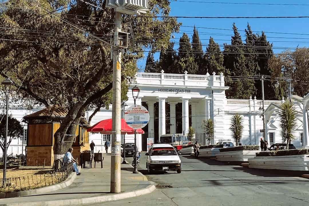 imagen de la fachada y ingreso del cementerio general de sucre.