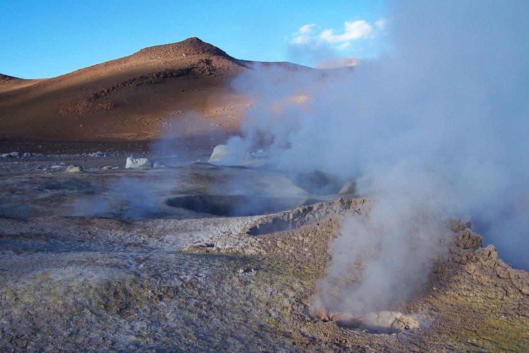 imagen de geiser y aguas termales en la reserva de flora y fauna Eduardo Avaroa en Potosí.