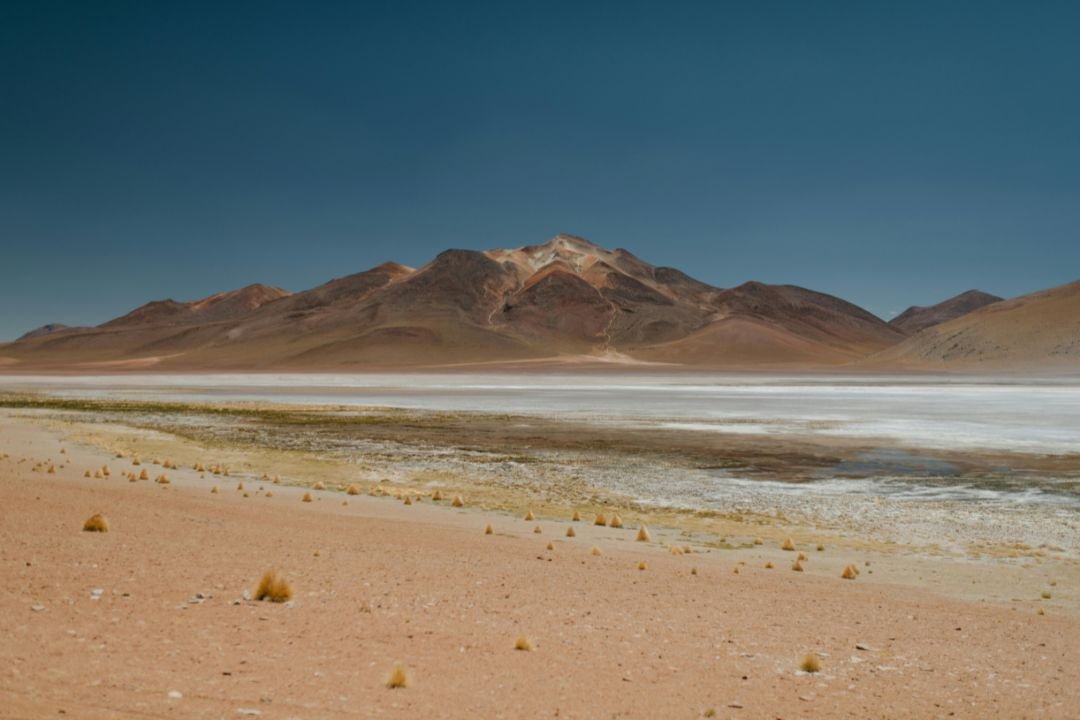 imagen de el salar de uyuni y de fonod una cadena montañosa.