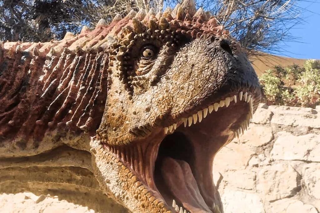 imagen de la replica de un dinosaurio, dentro de el parque cretacico en sucre.