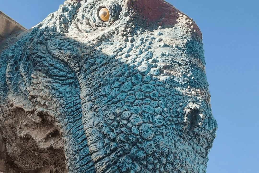 imagen de cabeza de dinosaurio en el ingreso de el parque cretacico en sucre.