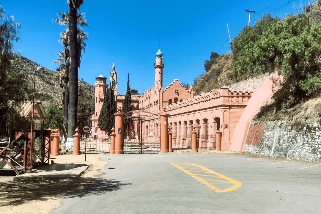 imagen de la fachada e ingreso de el Castillo de Glorieta en la ciudad de Sucre.