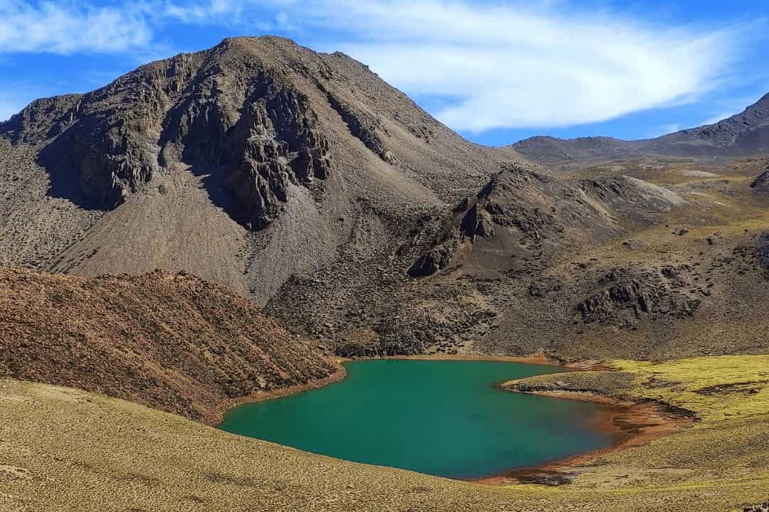 imagen de una laguna en la reserva de flora y fauna Eduardo Avaroa. en potosí.