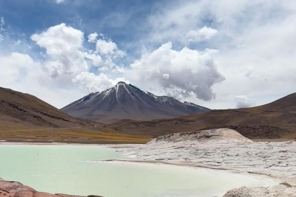 imagen de la laguna verde y de fondo una montaña en la reserva Eduardo Avaroa.