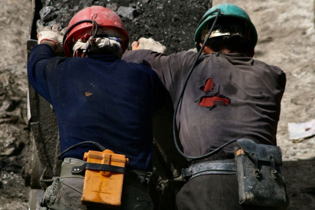 imagen de obreros mineros empujando un carro extrayendo el mineral del cerro rico de potosi.