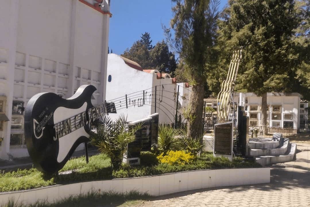 monumento a un artista musical dentro de el cementerio general de sucre.