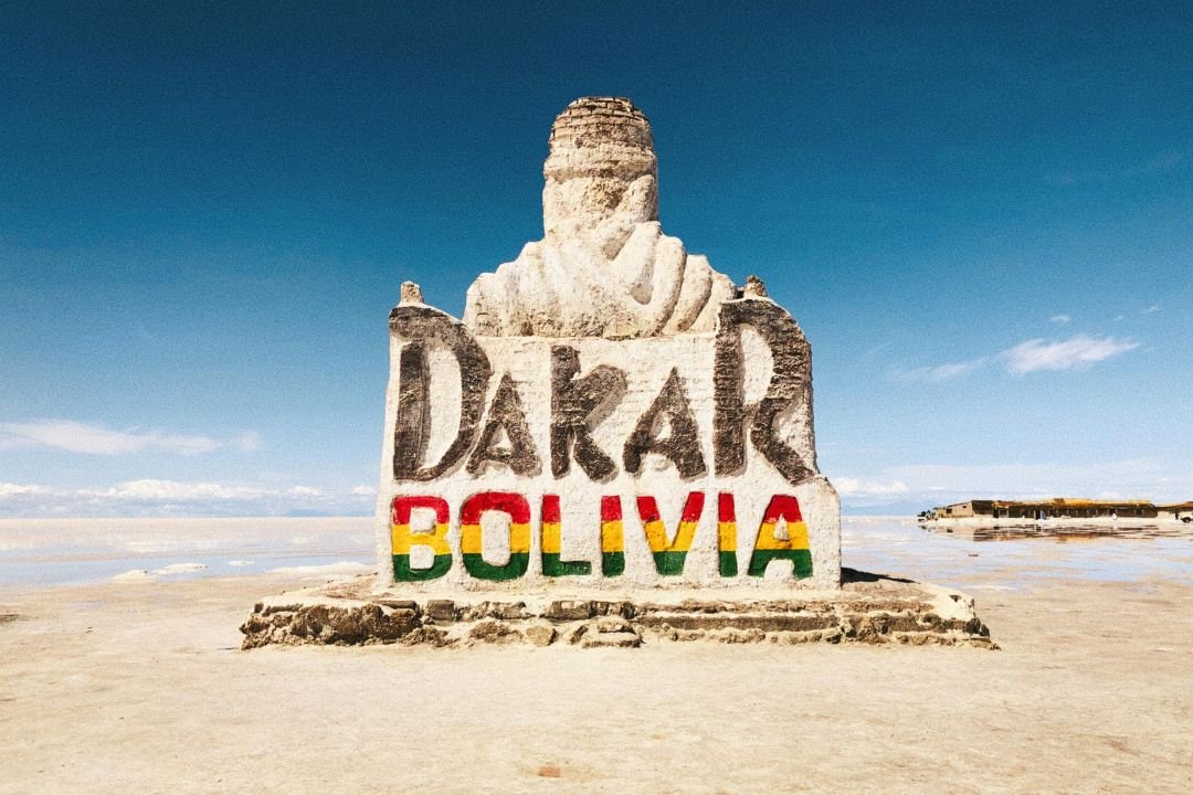 monumento al el Dakar, que paso por Bolivia, en el salar de uyuni.