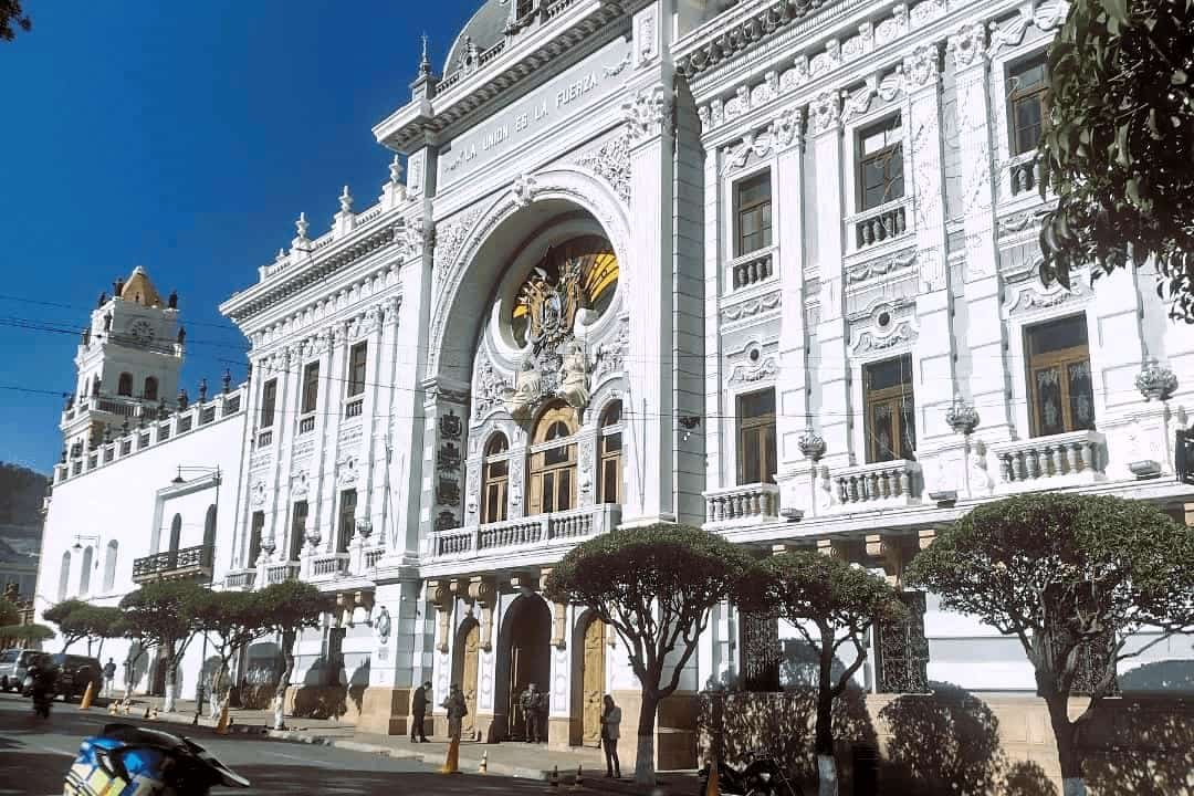 imagen de la fachada del palacio de gobierno en la ciudad de sucre