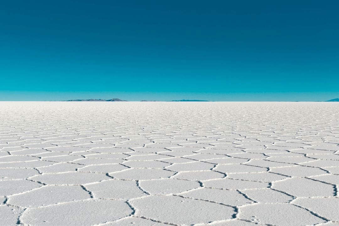 Imagen de la bastedada del salar de Uyuni, con la sal en forma hexagonal tradicional del salar de Uyuni.