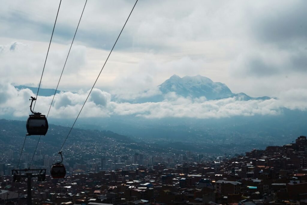 El imponente Illimani sobre la ciudad de la Paz en Bolivia