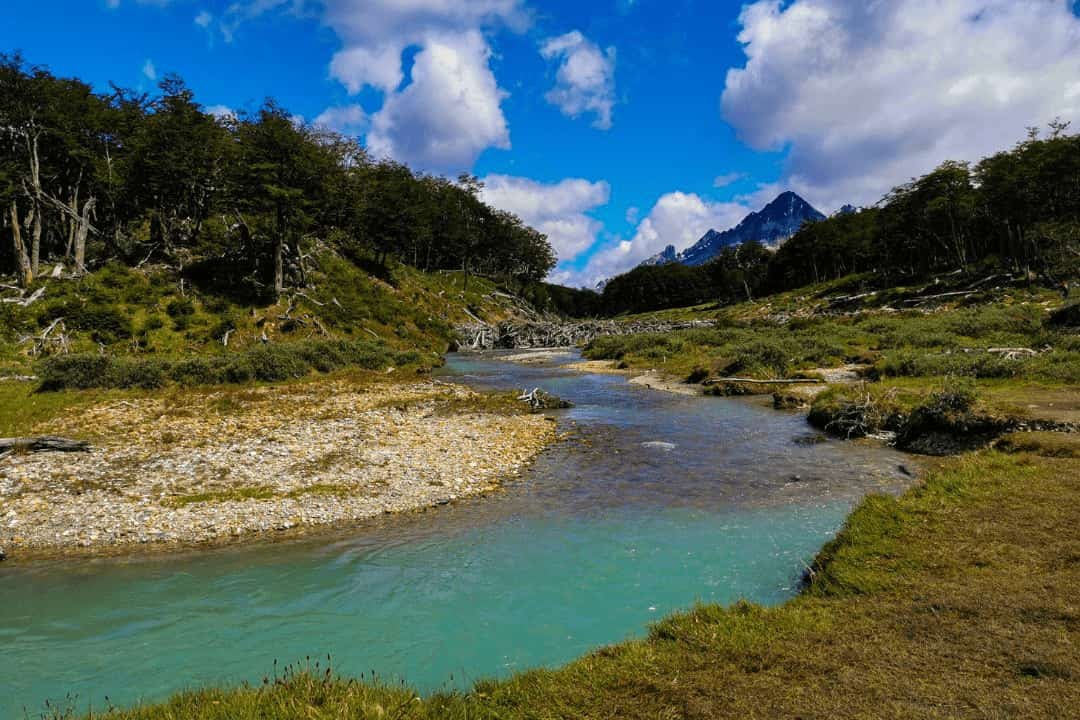 Rio proveniente de la laguna Esmeralda en la localidad de Ushuaia