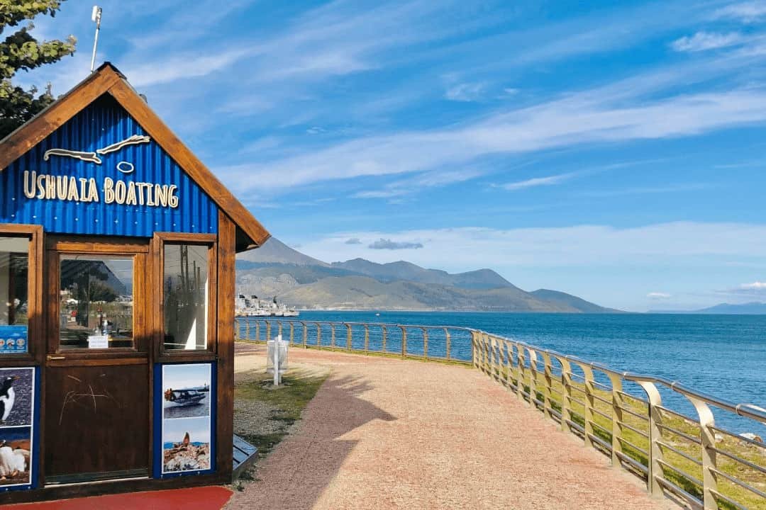 costa de la ciudad de Ushuaia en un día soleado de fondo el canal de Beagle.