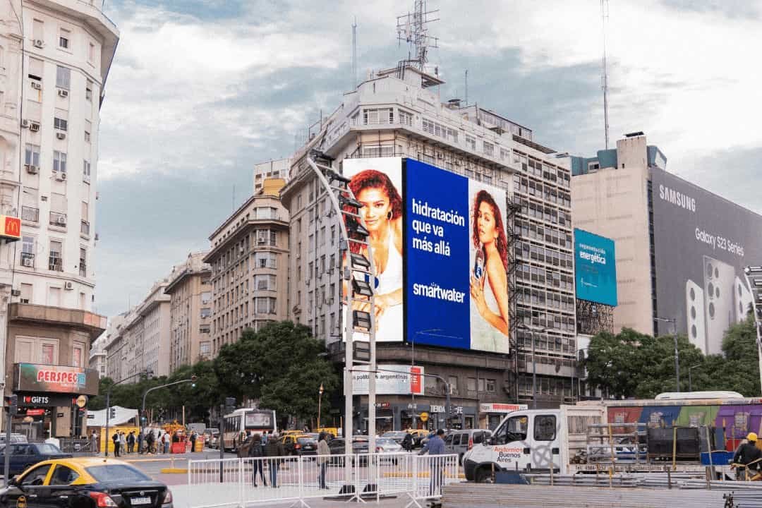 avenida 9 de julio de dia con el trafico en la hora pico.