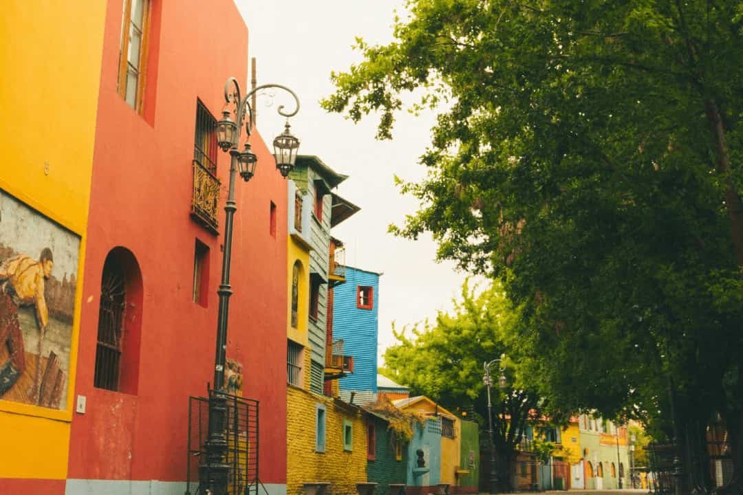 calle colorida en el barrio de la boca, buenos aires.