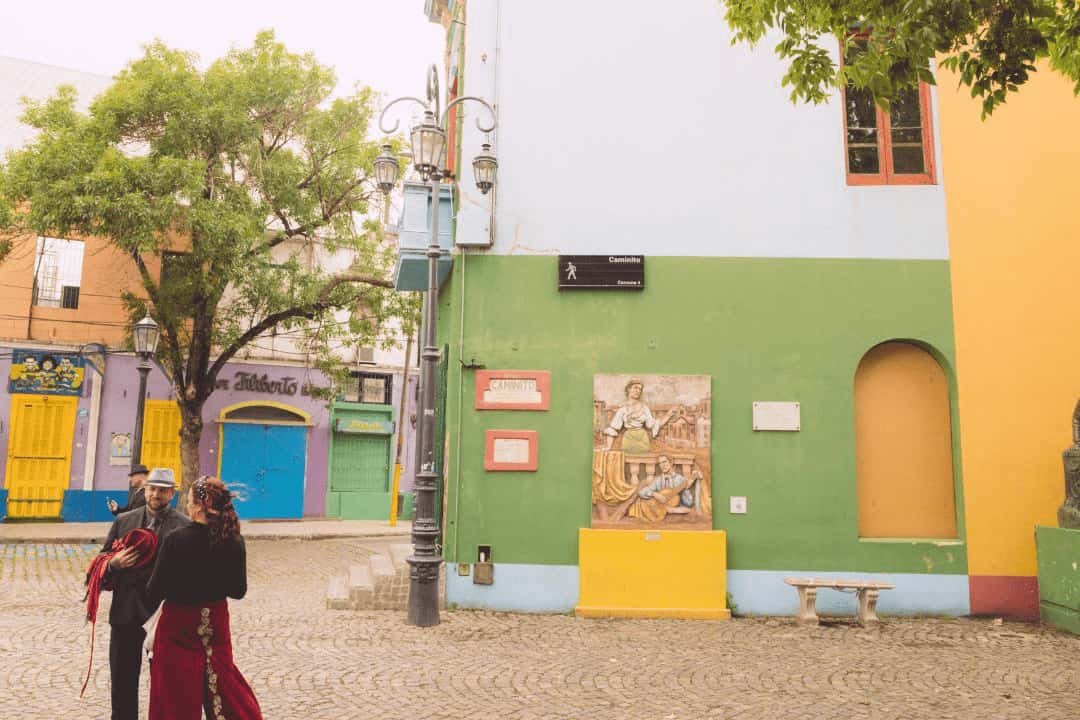 bailarines tradicionales en el barrio de la boca.