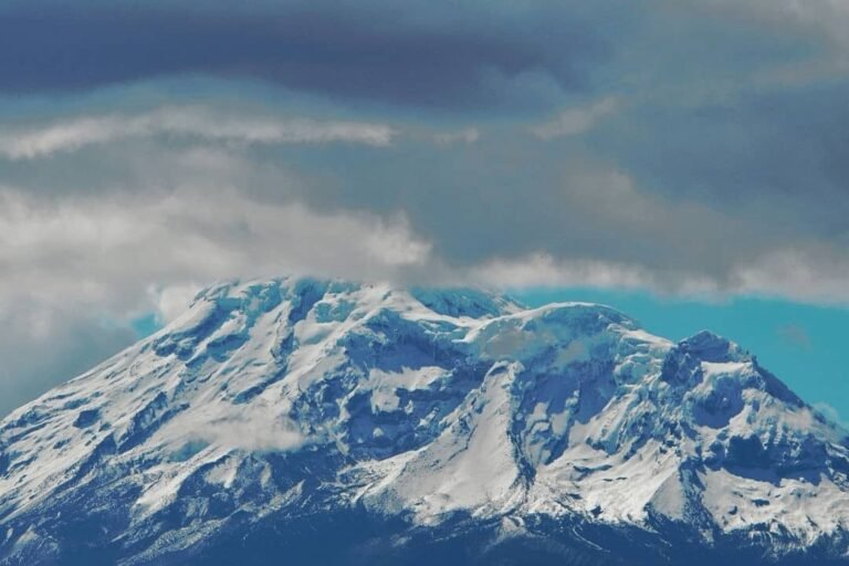 cumbre inmenza de el Volcan en Chimborazo en Ecuador