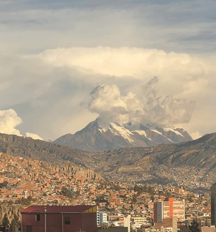 El magestuoso cerro Illimani en la Paz. Bolivia.