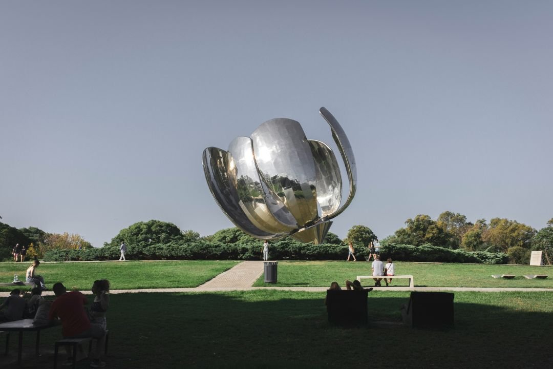 Floralis Genética, escultura que representa una flor en Plaza de las Naciones Unidas, en el barrio de Recoleta.