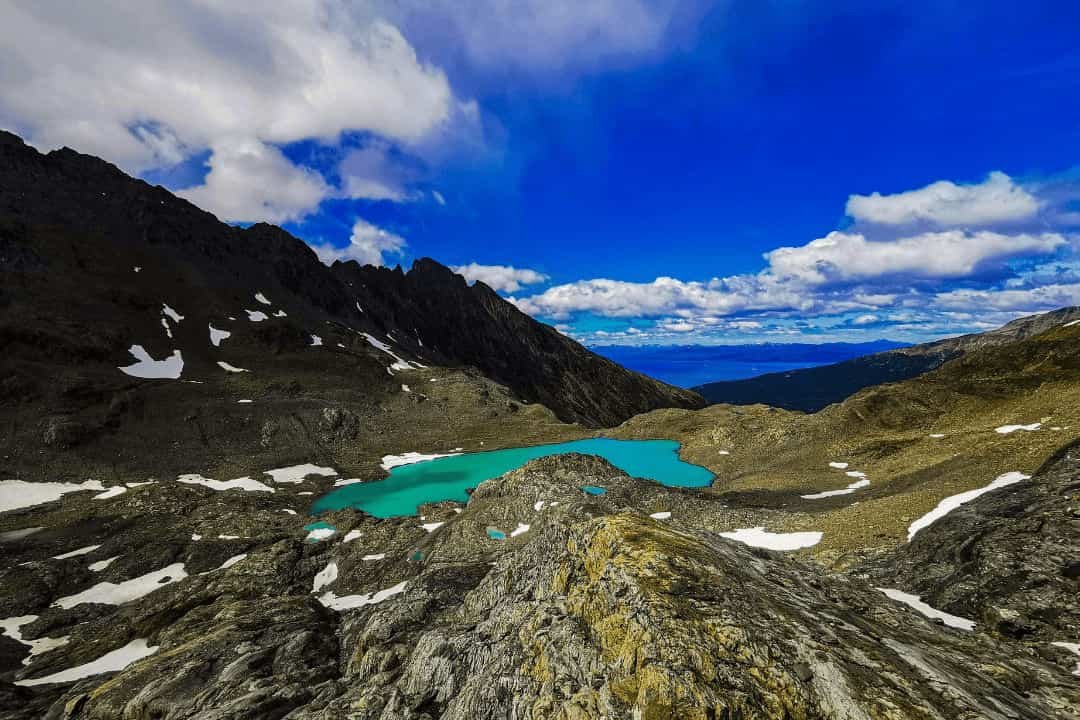 Vista panorámica de la laguna de deshielo de el glaciar vinciguerra en Ushuaia. tierra del fuego.