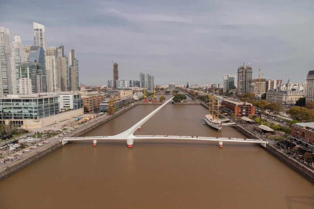 El puente de la mujer, en puerto madero, Buenos Aires.