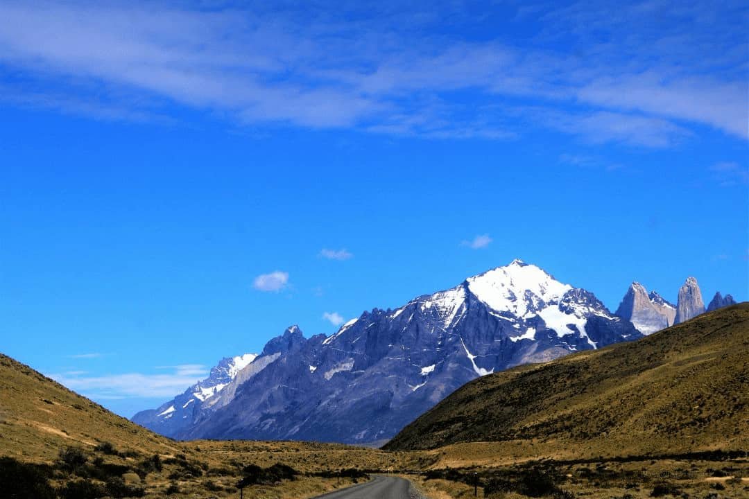 vista panoramica de paisaje de ushuaia y de fondo una montaña enorme nevada.