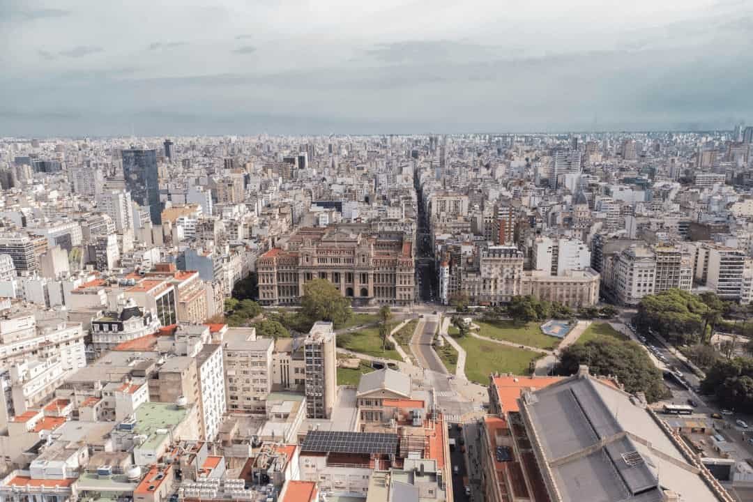 Vista aerea de la plaza de mayo en la ciudad de Buenos Aires.