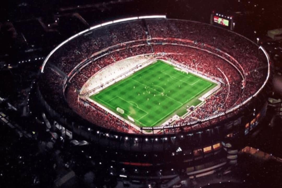 vista aerea de el estadio Monumental en un partido, se puede ver lo lleno que esta de gente, es el estadio mas grande de la argentina.