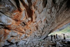 vista lateral de El Alero Charcamata, una cueva con pinturas rupestres milenarias