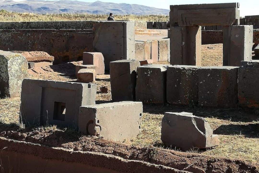 Ruinas talladas en la Ciudad Precolombina de Puma Punku, La Paz, Bolivia.