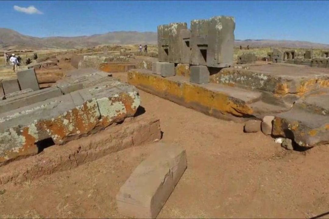 Ruinas talladas en la Ciudad Precolombina de Puma Punku, La Paz, Bolivia.