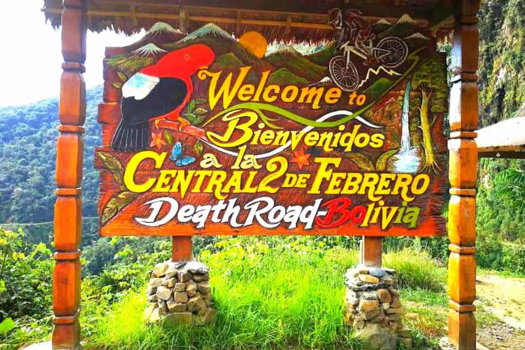 Cartel en el camino de la muerte escrito en ingles. Welcome to death road, Bolivia