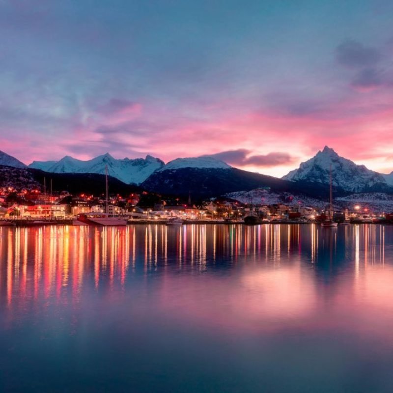 vista nocturna de la ciudad de ushuaia, argentina