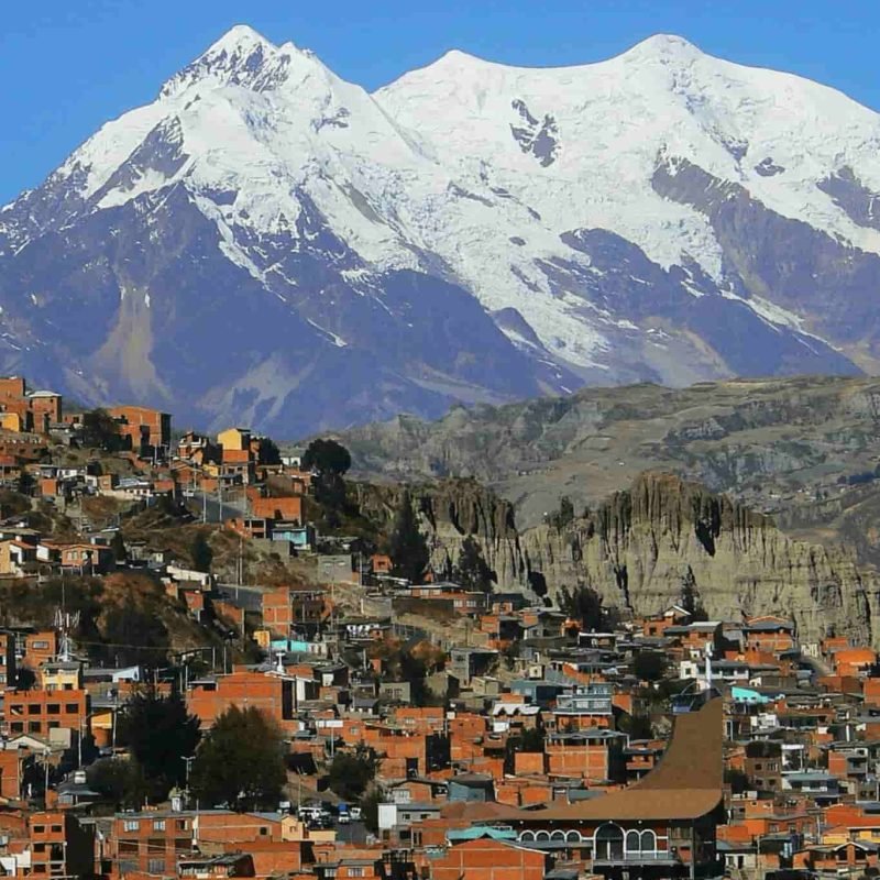 Foto de la ciudad de la paz y de fondo el cerro Illimaní.