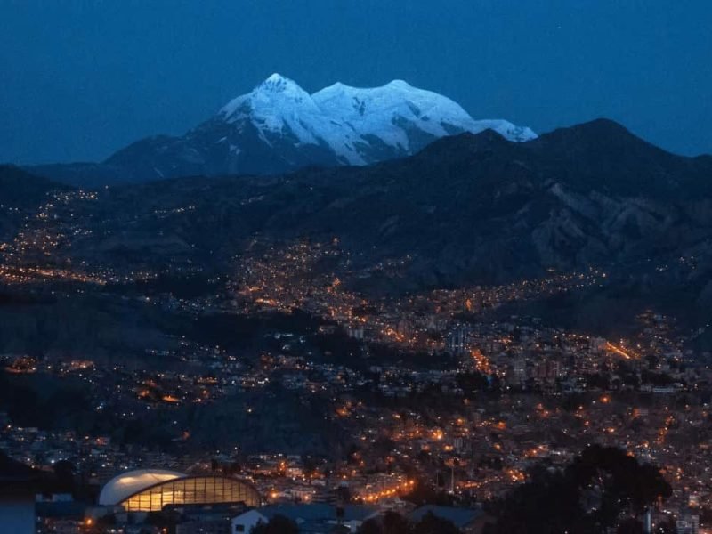 El cerro illimani visto desde la noche de la ciudad de Paz, Bolivia.